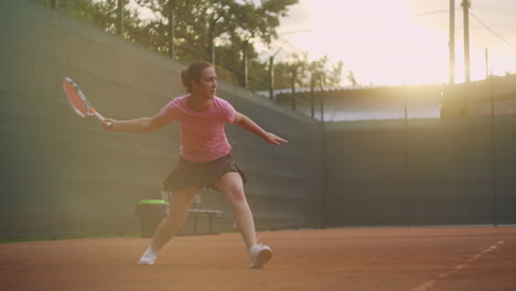 Eine-Junge-Brünette-Tennisspielerin-Spielt-Bei-Sonnenuntergang-Auf-Einem-Tennisplatz-Einen-Ball.-Eine-Frau-Spielt-Professionell-Und-Dynamisch-Tennis-In-Zeitlupe